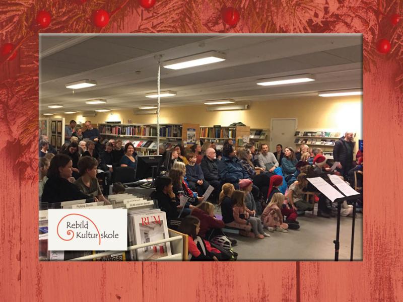 Stemningsfoto fra julekoncerten sidste år på Skørping Bibliotek