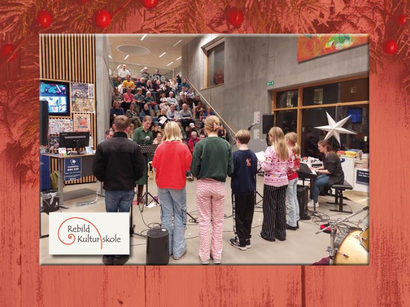 Stemningsfoto fra julekoncerten sidste år på Støvring Bibliotek