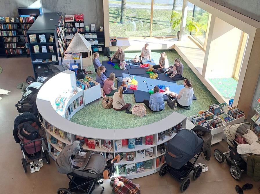 Barselstræf i fuld gang i Børneområdet på Støvring Bibliotek