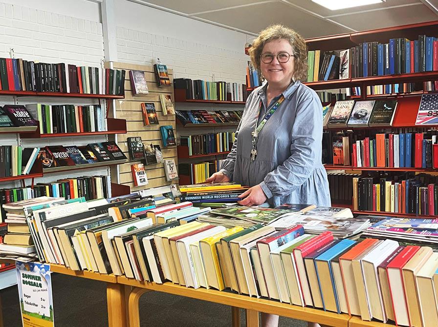 Charlotte Meng ved bogsalget på Terndrup Bibliotek