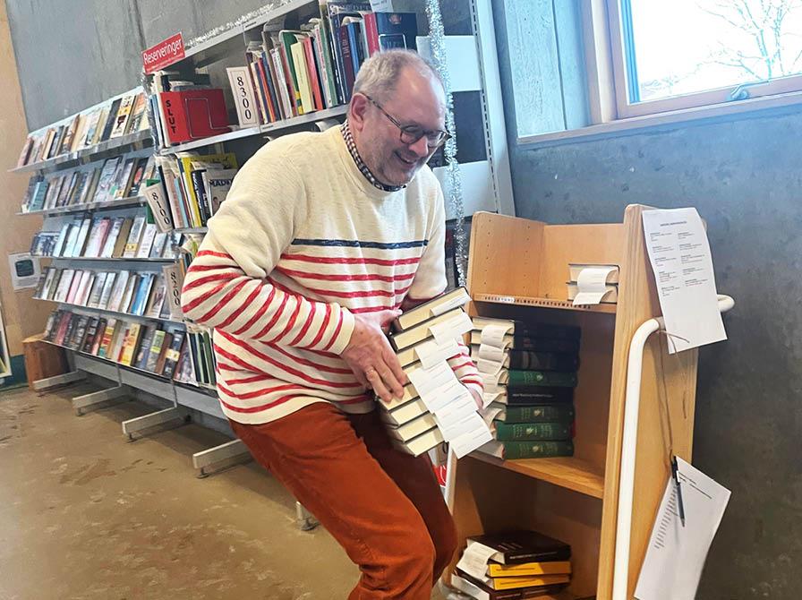 Poul overvældes af bogstak på Støvring Bibliotek