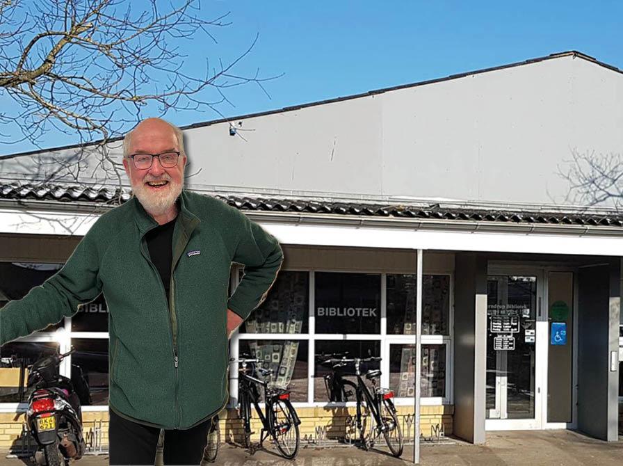 Portræt af Mogens Yde på baggrundsfoto af Terndrup Bibliotek